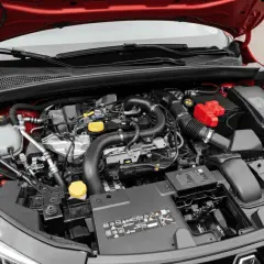 Vue du moteur d'une voiture rouge, montrant le système de distribution 1.2 TSI.
