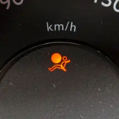 Voyant airbag qui clignote sur un tableau de bord Nissan, signalant un problème potentiel avec le système de sécurité.