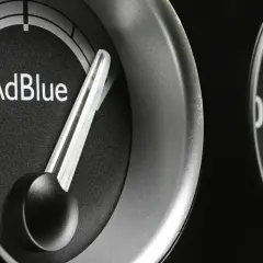 Indicateur AdBlue presque plein, prêt pour le trafic. La jauge de capacité réservoir AdBlue trafic 3 est bien visible.