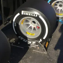 Pneus Pirelli P Zero sur jantes OZ, prêts pour la course. Un pneu rechapé interdit en France, mais ici, c'est la performance qui compte.