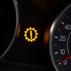 Voyant jaune : roue crantée avec un point d'exclamation. Alerte de dysfonctionnement du moteur ou de la transmission.