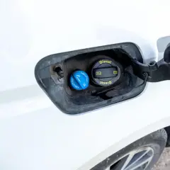 Bouchon du réservoir AdBlue sur une Citroën C3. Le réservoir AdBlue c3 combien de litre est indiqué sur le manuel du véhicule.