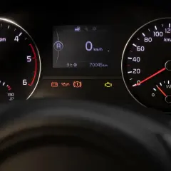 Tableau de bord d'une voiture : le 307 ne démarre pas, batterie ok. Voyants allumés : batterie, huile, frein, moteur. 70045 km.