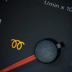 Le voyant préchauffage diesel clignote sur le tableau de bord. Il faut attendre qu'il s'éteigne avant de démarrer.