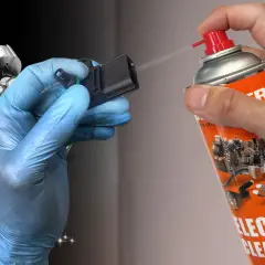 Nettoyage du capteur de pression de suralimentation avec un spray nettoyant pour composants électroniques.