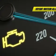 Le voyant moteur allumé, symbole de pollution, clignote sur le tableau de bord. Le compteur indique 200 km/h.