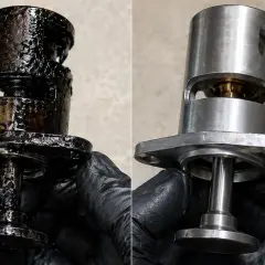 Comparaison d'une vanne EGR encrassée, couverte de suie noire, et d'une vanne EGR propre, brillante et métallique.