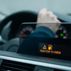 Tableau de bord d'une voiture avec un voyant orange "INJECTION TO CHECK". Peut-on rouler avec ce message ?