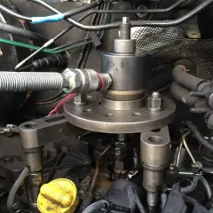 Outil pour comment enlever un injecteur grippé sans extracteur. Le dispositif est fixé sur le moteur, prêt à extraire l'injecteur récalcitrant.