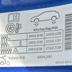 Étiquette de pression pneu polo 5. Indique les pressions recommandées pour différentes charges, en bar et PSI.