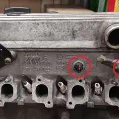 Moteur Volkswagen, deux capteurs sont encerclés. L'un d'eux est ou se trouve le capteur pression d'huile.