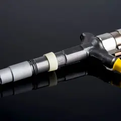 Un injecteur diesel, prêt pour un test de performance.