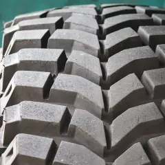Gros plan sur le profil d'un pneu Duster tout-terrain. La pression idéale est cruciale pour une adhérence optimale.