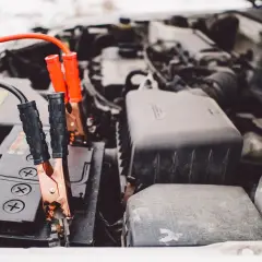Pinces de démarrage connectées à une batterie de voiture. Une solution pour comment recharger une batterie de voiture sans rien.
