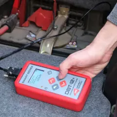 Testez votre batterie avec un appareil pour savoir si une batterie ne tient plus la charge. L'écran affiche 12.14V.