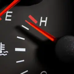 Indicateur de température du liquide de refroidissement du moteur. Le logo du thermomètre est visible, la jauge est proche de "H" (chaud).