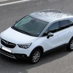 Opel Crossland X blanc et gris, vu de dessus, sur la route. Une campagne de rappel est peut-être en cours pour ce modèle.