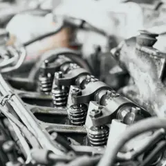 Mécanisme de moteur avec des culbuteurs et des ressorts, possible fuite de gasoil au niveau des injecteurs.