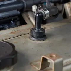 Détail du reniflard d'huile sur un moteur BMW, potentiellement bouché, causant des symptômes.