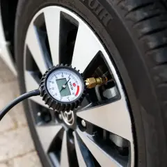 Manomètre mesurant la pression pneu Toyota Yaris. Le cadran indique la valeur de la pression.