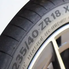 Gros plan sur un pneu de voiture avec l'inscription "235/40 ZR 18 XL". Le "XL" indique une capacité de charge accrue, ce qui répond à la question "pneu XL c'est quoi".