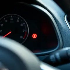 Voyant allumé sur le tableau de bord, signe d'une perte de puissance voiture diesel. Le frein à main est peut-être activé.