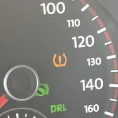 Voyant pression pneu Volkswagen allumé. Le tableau de bord indique une anomalie.
