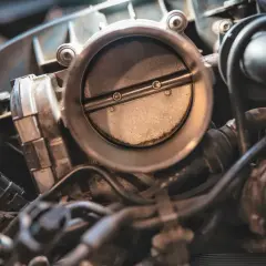 Le boîtier papillon sur un diesel contrôle le flux d'air, essentiel pour une combustion optimale.