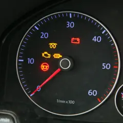 Tableau de bord avec voyant FAP allumé, mais sans perte de puissance. Le moteur tourne à bas régime.