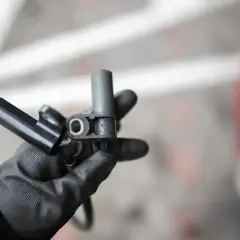 Main tenue un capteur d'arbre à cames pour un moteur 1.5 dCi. Ce composant est essentiel pour le bon fonctionnement du moteur.