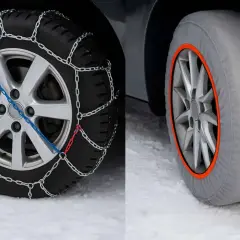 Pneus équipés de chaînes ou de chaussettes pour la neige. Ces accessoires aident à mettre les pneus en sécurité sur la glace.