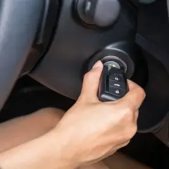 Main tenant insère la clé dans le contact, espérant que la voiture qui ne démarre pas finira par démarrer.