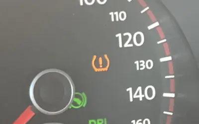 Voyant pression pneu Volkswagen allumé. Le tableau de bord indique une anomalie.