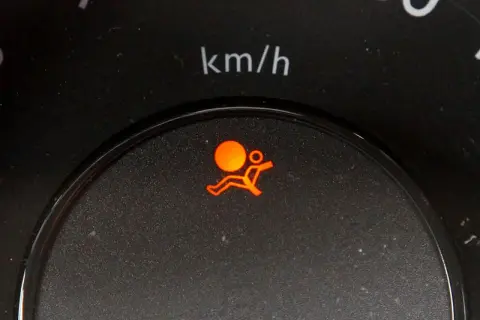 Voyant airbag qui clignote sur un tableau de bord Nissan, signalant un problème potentiel avec le système de sécurité.
