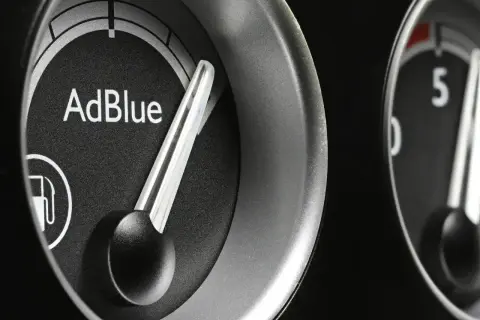 Indicateur AdBlue presque plein, prêt pour le trafic. La jauge de capacité réservoir AdBlue trafic 3 est bien visible.