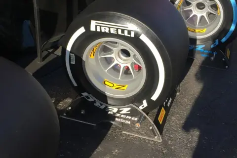 Pneus Pirelli P Zero sur jantes OZ, prêts pour la course. Un pneu rechapé interdit en France, mais ici, c'est la performance qui compte.