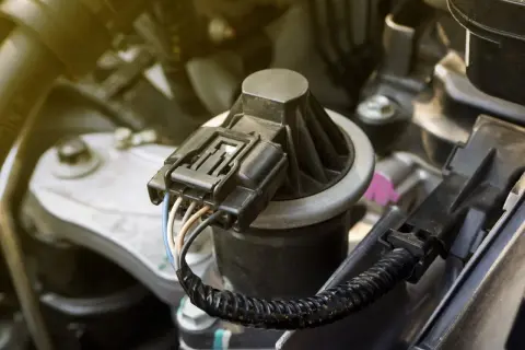 Détail d'un connecteur de vanne EGR sur un moteur. Une modification pour supprimer la vanne EGR du calculateur peut être envisagée.