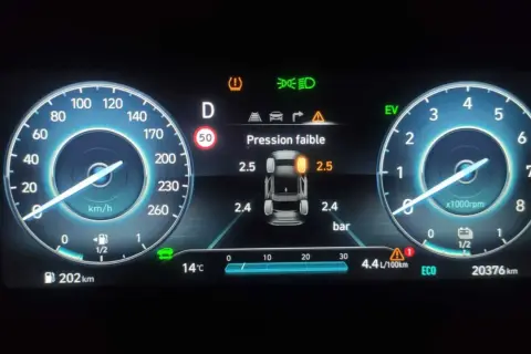 Tableau de bord Hyundai Kona affichant "Pression faible" et les pressions des pneus. Il faut réinitialiser pression pneu hyundai kona.