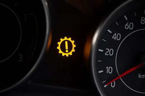Voyant jaune : roue crantée avec un point d'exclamation. Alerte de dysfonctionnement du moteur ou de la transmission.