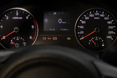 Tableau de bord d'une voiture : le 307 ne démarre pas, batterie ok. Voyants allumés : batterie, huile, frein, moteur. 70045 km.