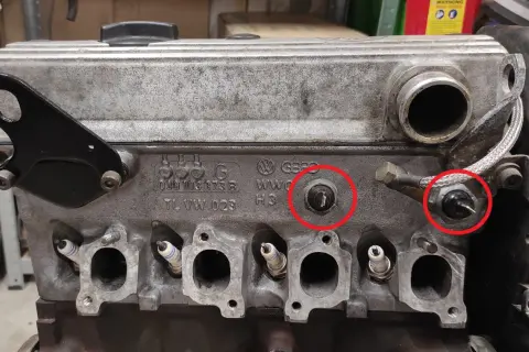 Moteur Volkswagen, deux capteurs sont encerclés. L'un d'eux est ou se trouve le capteur pression d'huile.