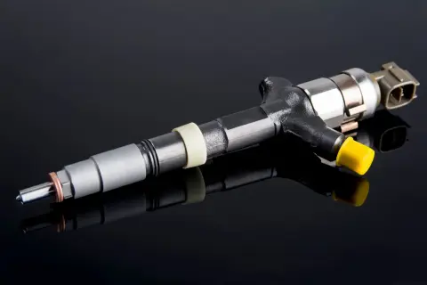 Un injecteur diesel, prêt pour un test de performance.