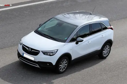 Opel Crossland X blanc et gris, vu de dessus, sur la route. Une campagne de rappel est peut-être en cours pour ce modèle.