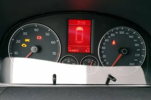 Tableau de bord d'une voiture avec voyant EPC allumé, témoin de batterie et de ceinture de sécurité. Kilométrage : 164863 km.
