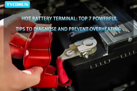 Main d'une personne tenant un cache rouge sur une borne de batterie de voiture, suggérant une batterie qui chauffe. Conseils pour diagnostiquer et prévenir la surchauffe.