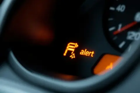 Voyant orange sur le tableau de bord : "alert" et un symbole de pneu dégonflé. Il faut enlever mode dégradé sans valise.