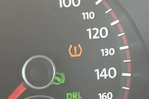 Voyant pression pneu Volkswagen allumé. Le tableau de bord indique une anomalie.