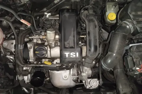 Moteur TSI 90cv d'une Polo. Le système de distribution est à chaîne, pas à courroie.