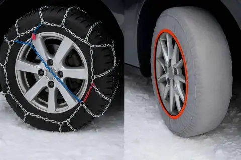 Pneus équipés de chaînes ou de chaussettes pour la neige. Ces accessoires aident à mettre les pneus en sécurité sur la glace.