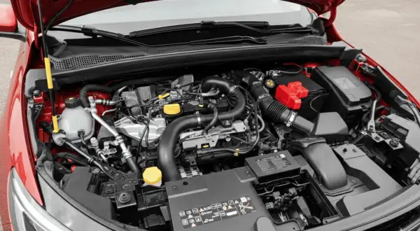 Vue du moteur d'une voiture rouge, montrant le système de distribution 1.2 TSI.